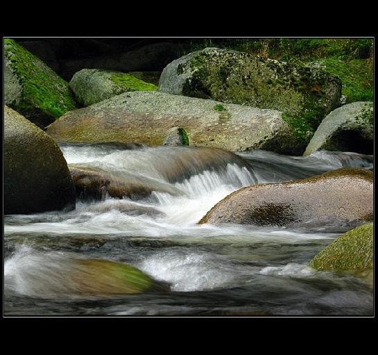 Voda přes kamení