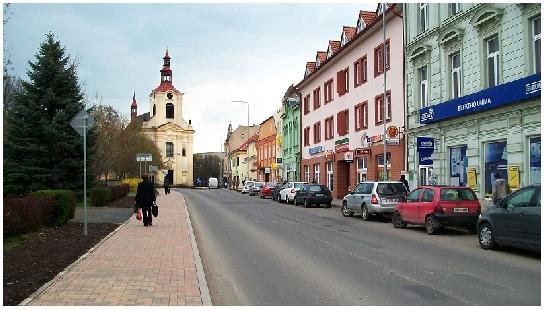 Ulice Osvoboditelů a kostel sv Václava v Lovosicích