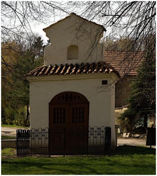 Kaplička na návsi Třebíze