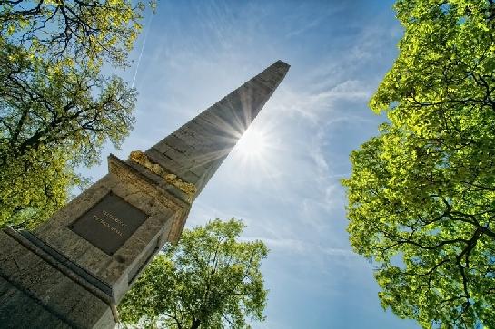 Obelisk v záři slunce