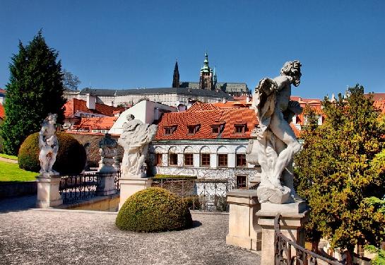Pražský Hrad z Vrtbovské zahrady