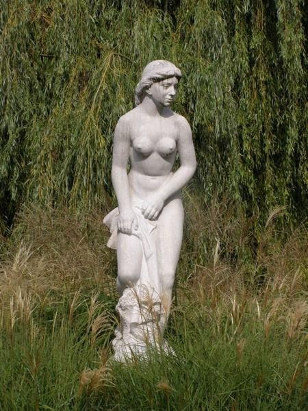 Poděbrady socha ženy v parku