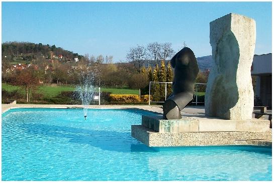 Sousoší před nemocnicí