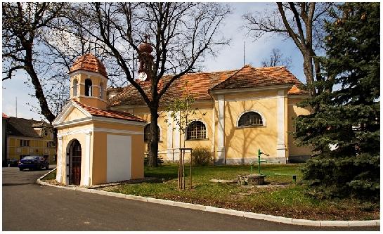 Kostel sv. Jiří s kaplí.
