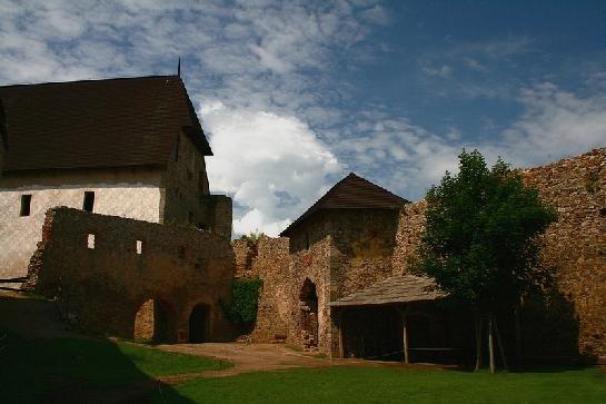 nádvoří hradu Točník