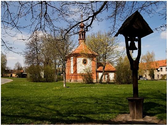 Kostel s dřevěnou zvonicí v Třebízi