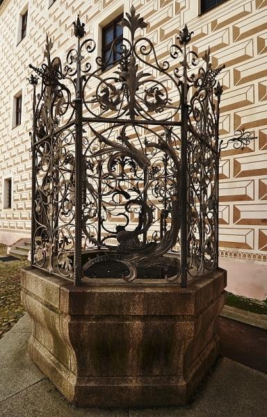 Kašna na zámku Březnice