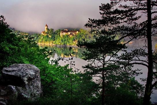 Kámen a hrad nad řekou