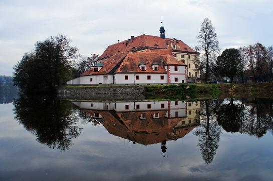 Starý a Nový zámek ve Lnářích