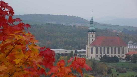 kostel na podzim v Mostě