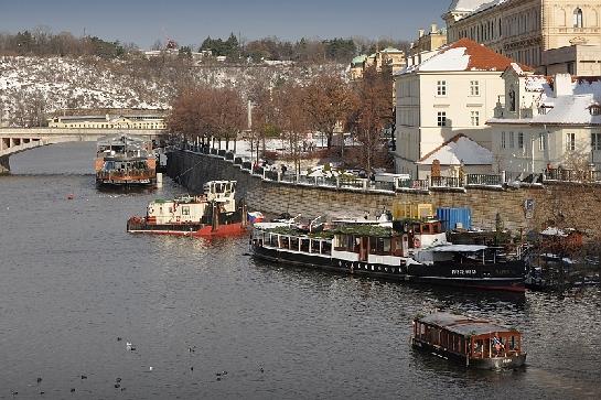 Nepomuk kotví, Praha připlouvá