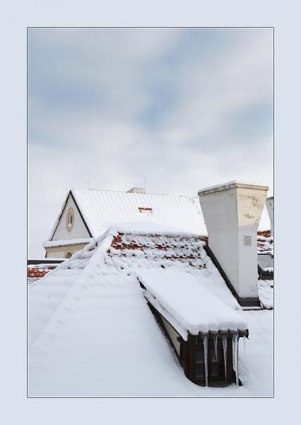 Malostranské střechy v bílém