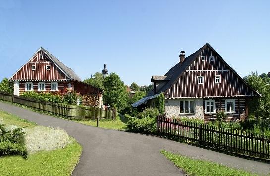Bozkovské chaloupky s kostelem