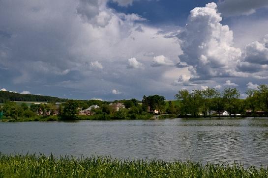 Pohled přes rybník