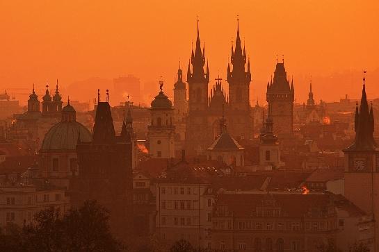 Pražské věže v jitřní záři