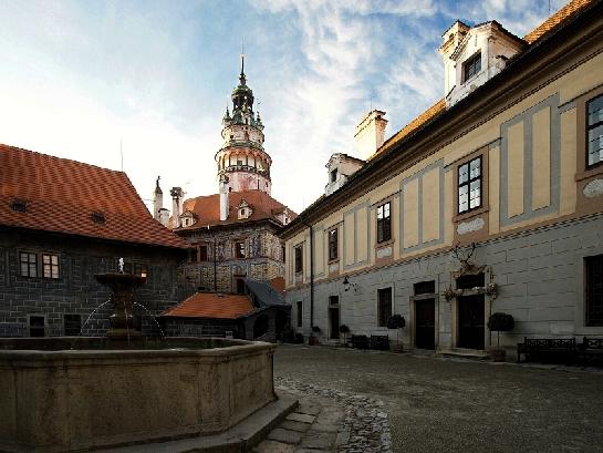Nádvoří dolního hradu s kašnou