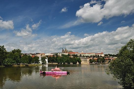 Růžový tank na Vltavě