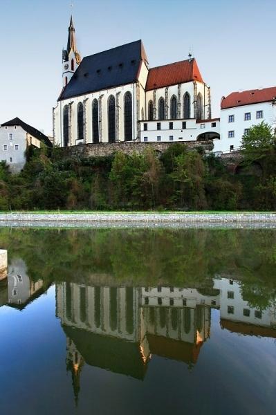 Odraz chrámu ve Vltavě