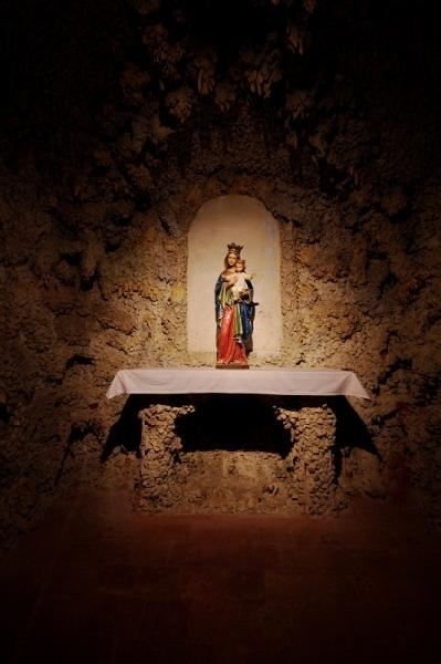 Boční kaple se sochou Panny Marie