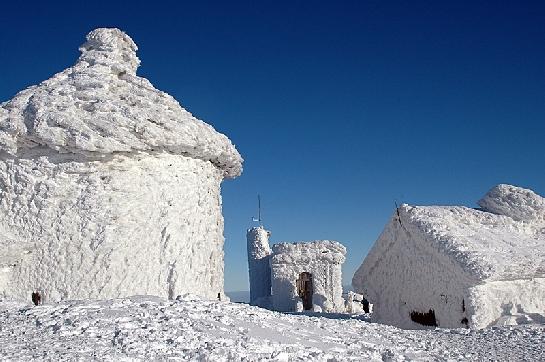 Zasněžené budovy na Sněžce