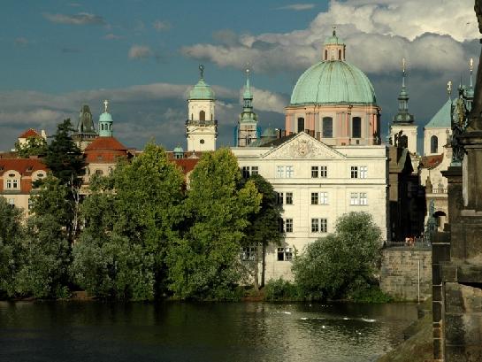 Praha nábřeží za Karlovým mostem