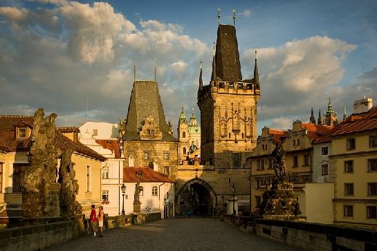 Slunce, sochy, věže