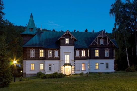 Karlova Studánka v noci