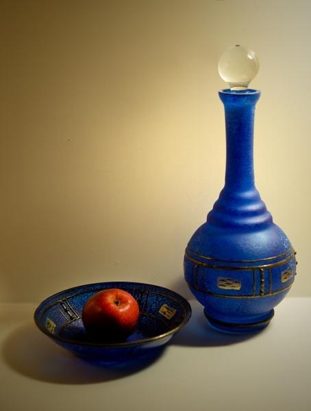 Zátiší s karafou a mísou