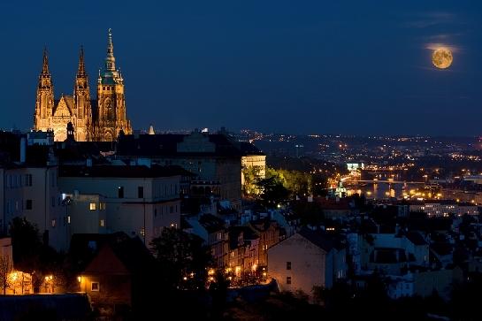 Úplněk nad Prahou