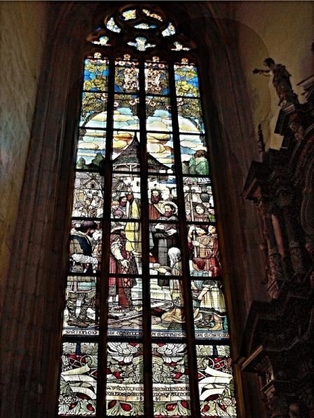 Výjevy na okně katedrály sv. Barbory