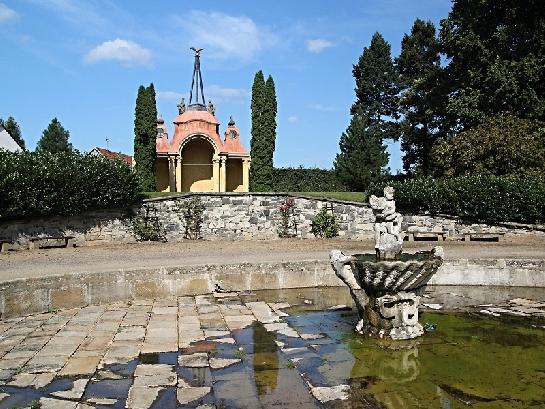 Výjev ze zahrady zámku Ploskovice