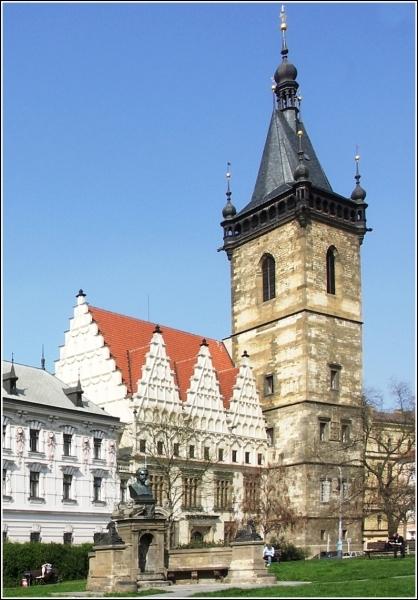 Novoměstská radnice a socha V. Hálka.
