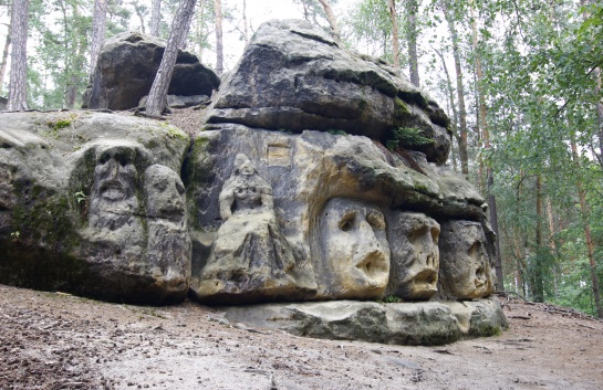Hlavy - skalní reliéfy vytesané v pískovcové skále