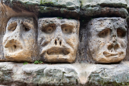 Hlavy - skalní reliéfy vytesané v pískovcové skále