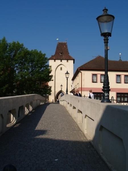 Beroun, Pražská brána s lampou