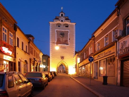 Plzeňská brána z Palackého ulice
