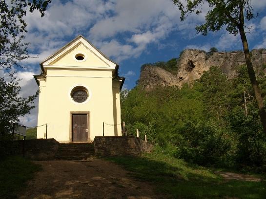 Svatý Jan pod Skalou - kaple s masivem
