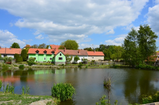 Obec Lovčice, náves s rybníkem