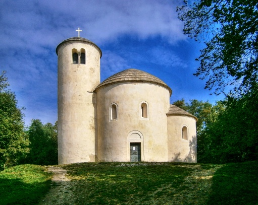 Hora Říp s Rotundou sv. Jiří a sv. Vojtěcha. 