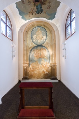 Domažlice arciděkanský kostel skleněný oltář od Vladěny Tesařové