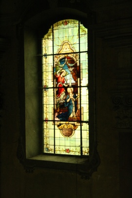 Vitrážové okno v lodi kostela.