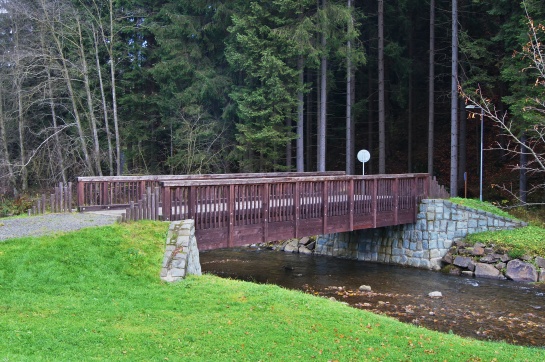 Bílá