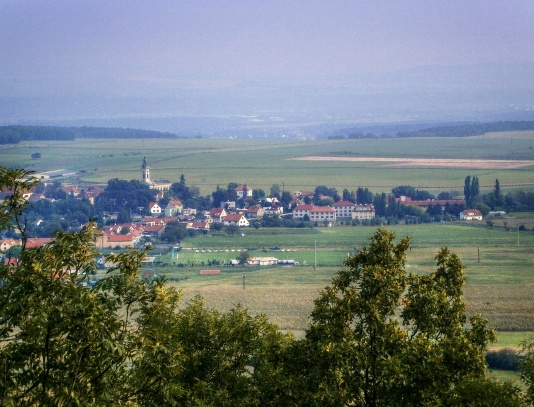 Hora Říp s Rotundou sv. Jiří a sv. Vojtěcha. 