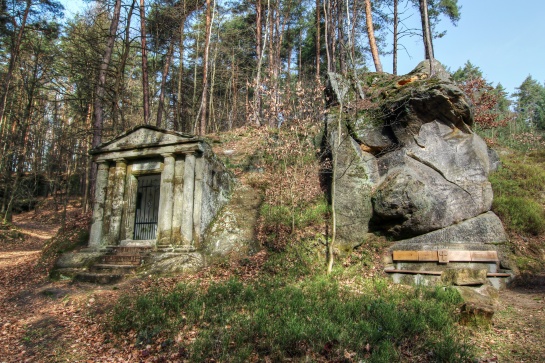 Kamenný oltář a zřícenina hradu Milštejn