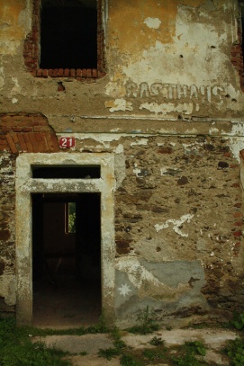 Bývalý hostinec vedle kostela.