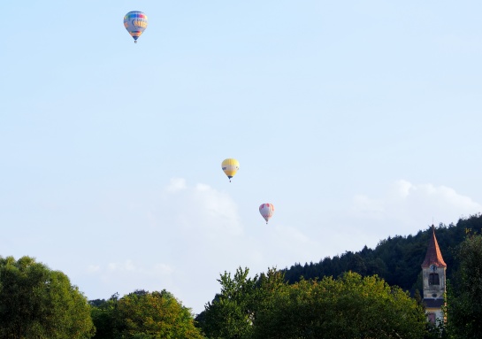 Balony nad kostelem Jitravy