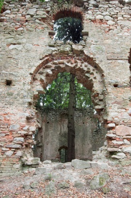 Zřícenina kaple svaté Máří Magdaleny - detail okna