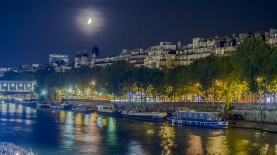 Měsíc nad Paříží