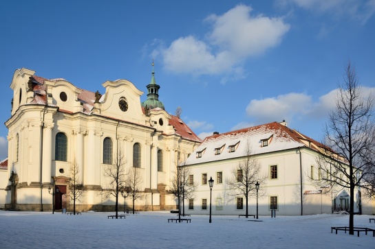 Břevnovský klášter v zimě