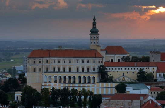 Mikulovská zámek v podvečer
